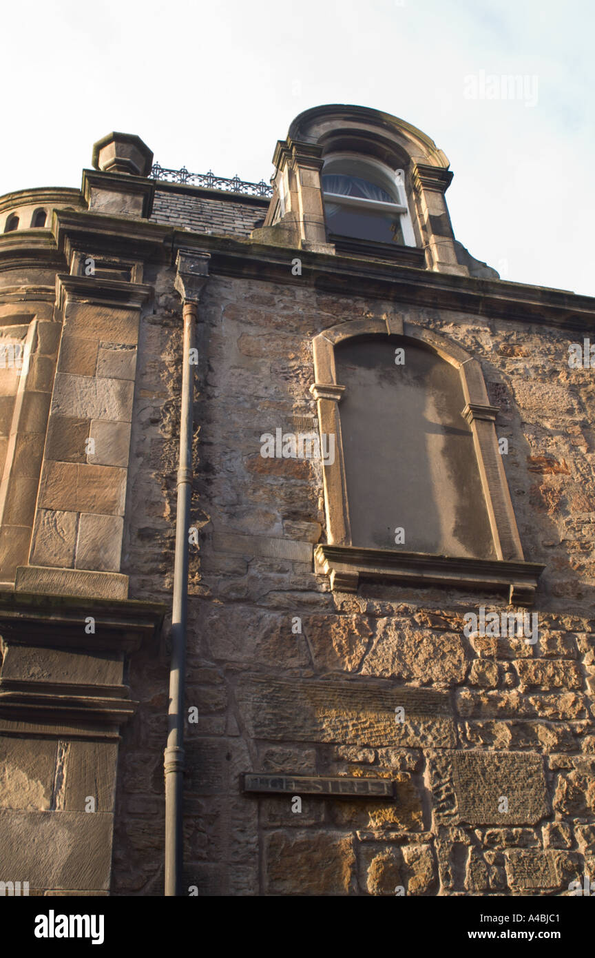 Riempito nella finestra ad arco in Anstruther Fife Scozia reliquia della finestra imposta ammenda architettura vernacolare in pietra calcarea Foto Stock