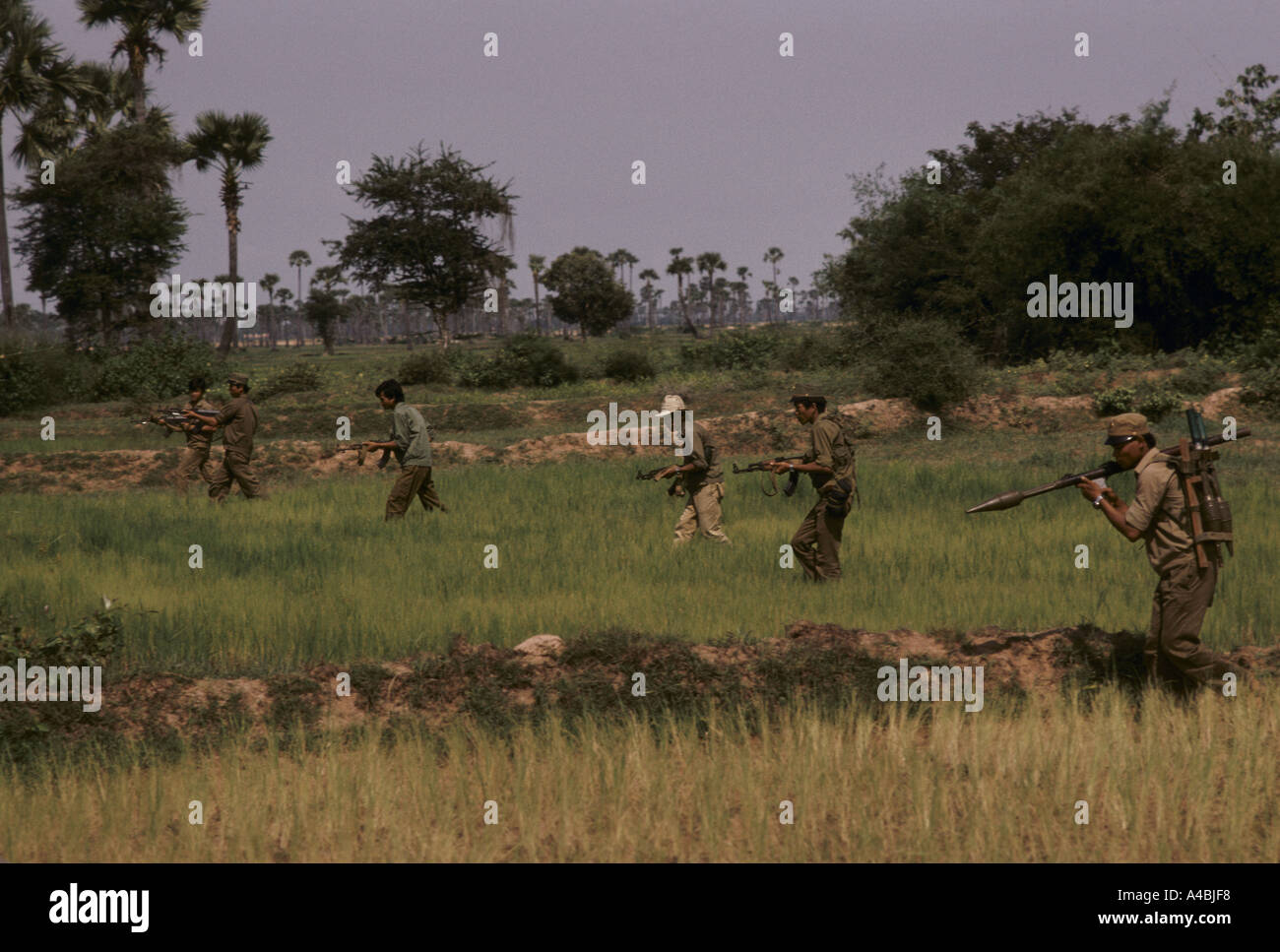 Soldati governativi villaggio del treno in base milizie locali come linee di difesa come il vietnamita ritirare le loro truppe, Cambogia Foto Stock