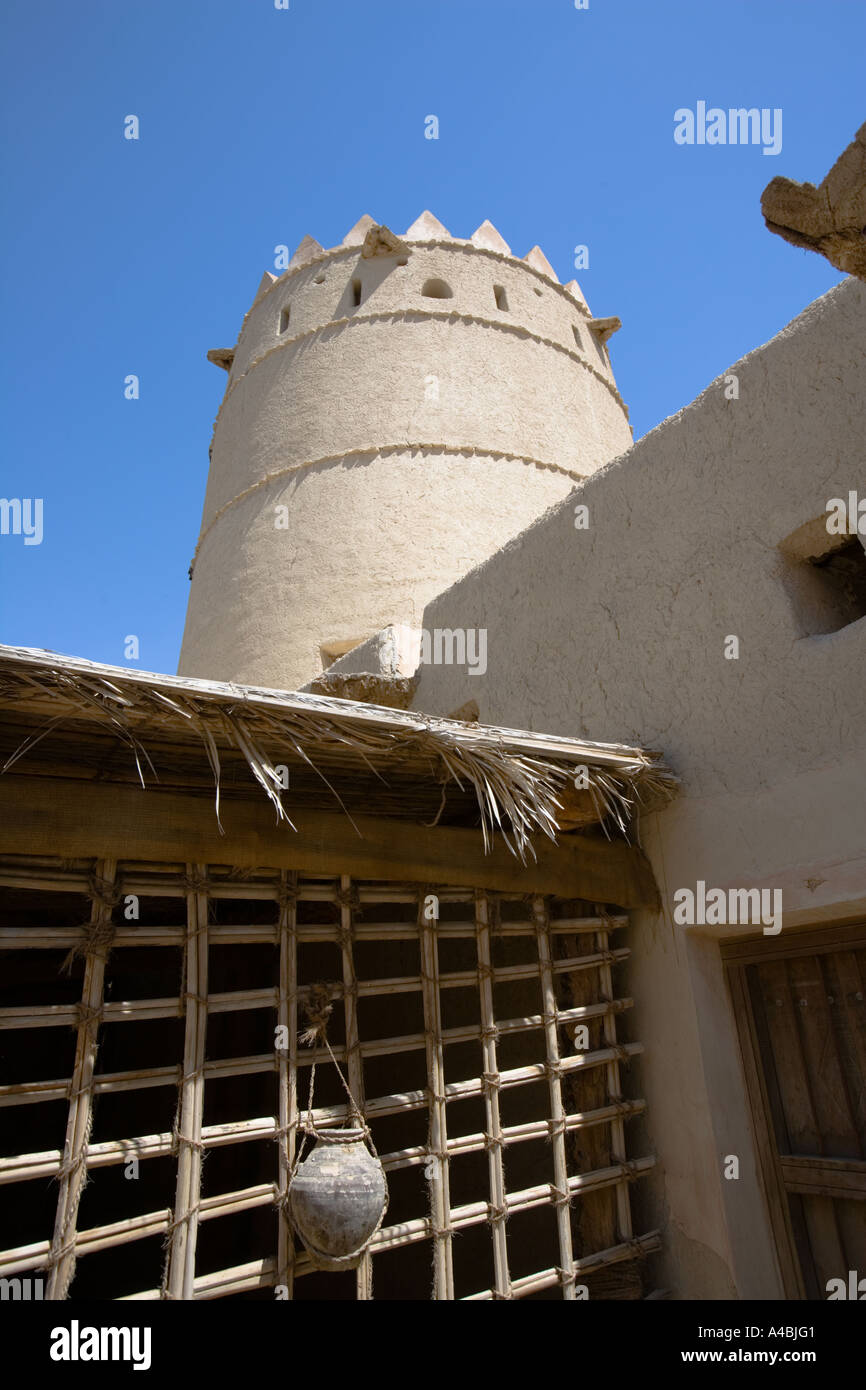 Sultano bin Zayed Fort, Al-Ain, EMIRATI ARABI UNITI - UN ombreggiato ventilato nel cortile interno.(Al Ain) Foto Stock