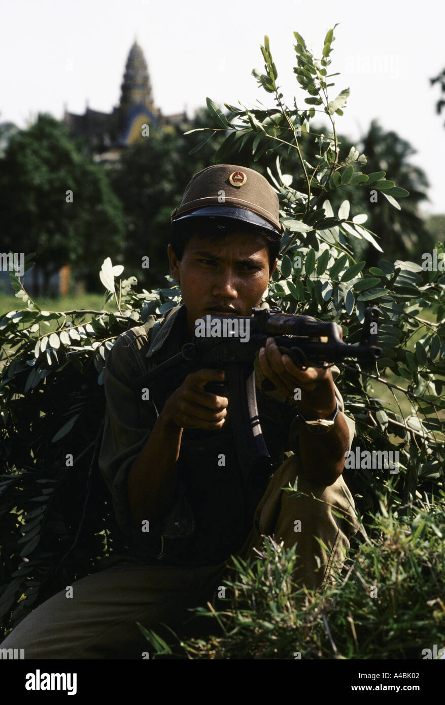 Soldati governativi villaggio del treno in base milizie locali come linee di difesa come il vietnamita ritirare le loro truppe, Cambogia Foto Stock