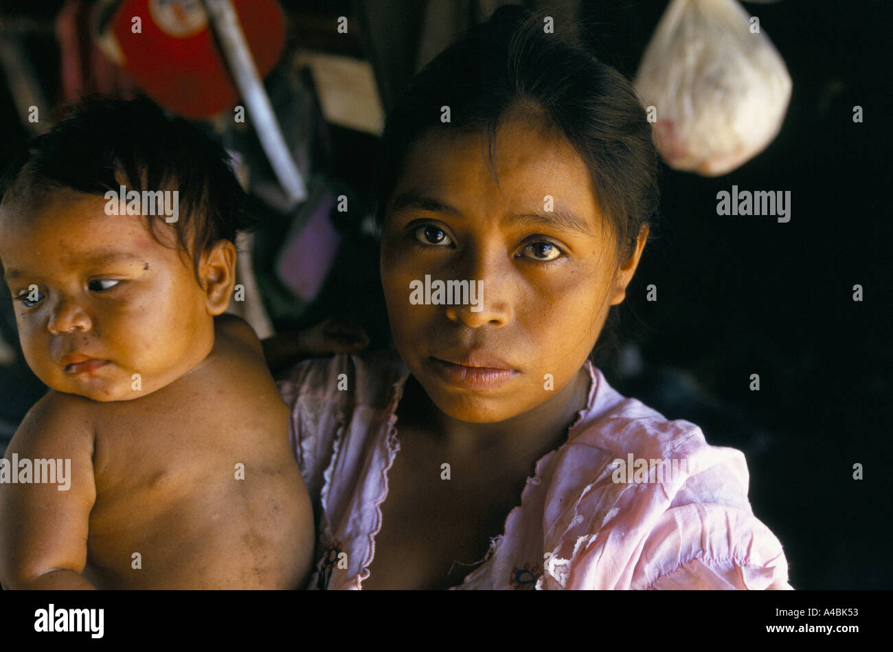 Elezioni in Nicaragua 1996; famiglie di sfollati dopo gli attacchi da parte di gruppi di demobbed contras. Foto Stock