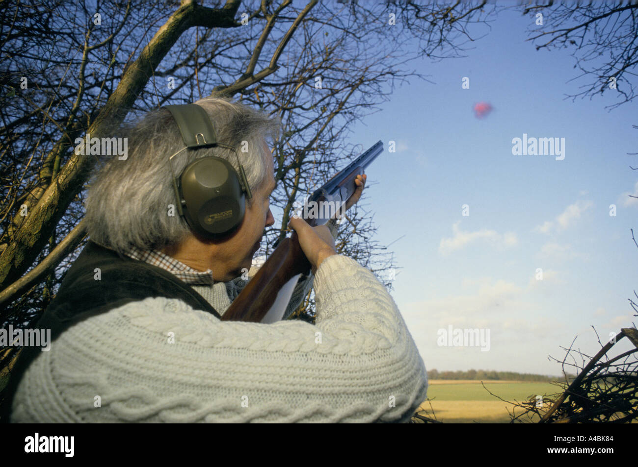 Tiro al Piccione, il fucile da caccia di puntamento in cielo blu chiaro, Inghilterra, 1990 Foto Stock