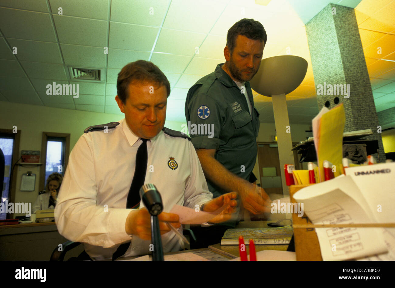 London ambulanza paramedico advisor nella sala di controllo presso il quartier generale di Waterloo Foto Stock
