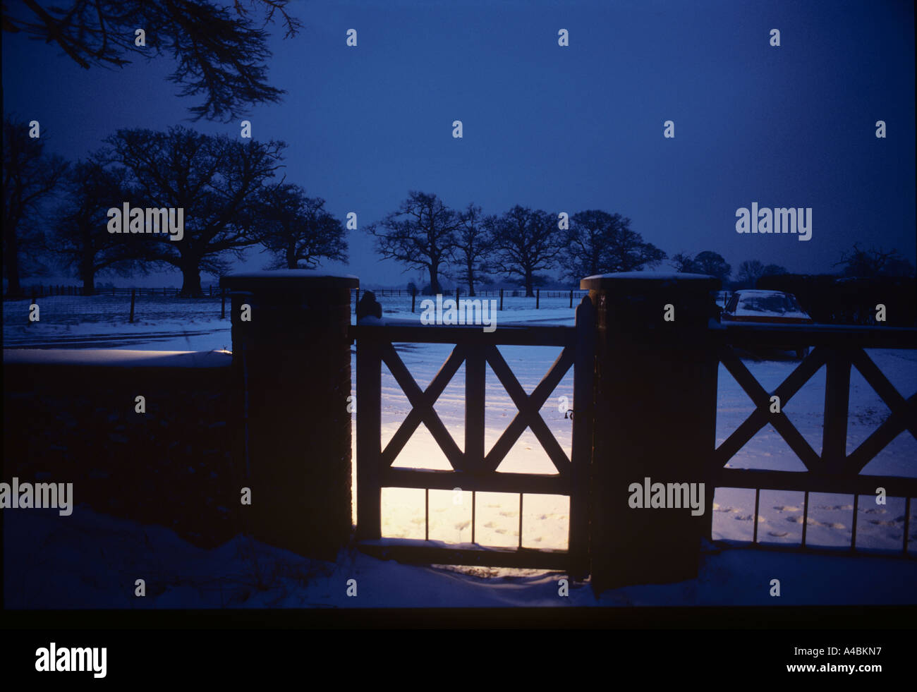 Villaggio sagrato Dumfries Hertfordshire inverno crepuscolo Foto Stock