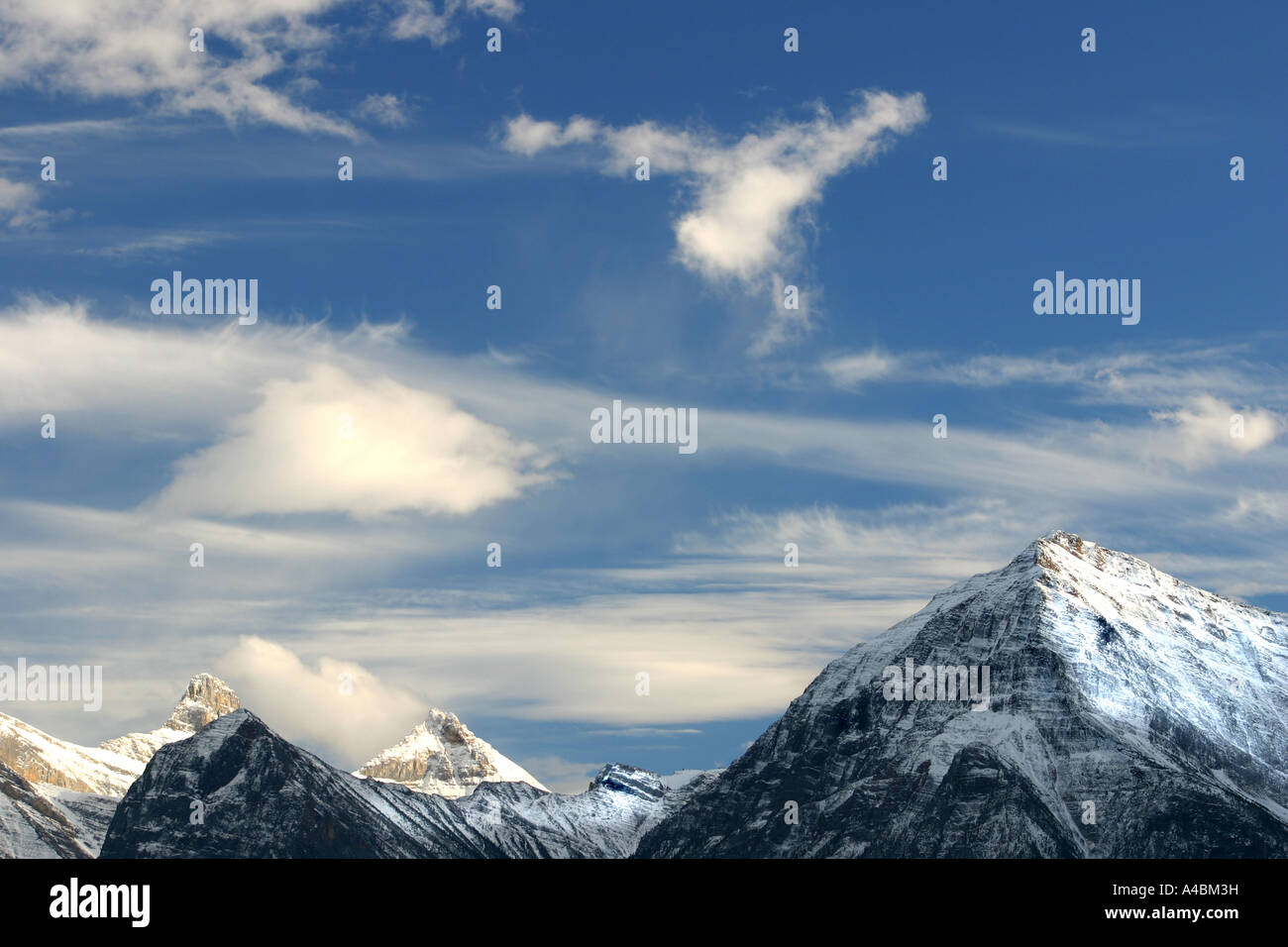 38,616.00855 Montagne Rocciose Blue Sky paesaggio incredibile vista panoramica con soffici nuvole bianche, pulire l'aria pulita Foto Stock