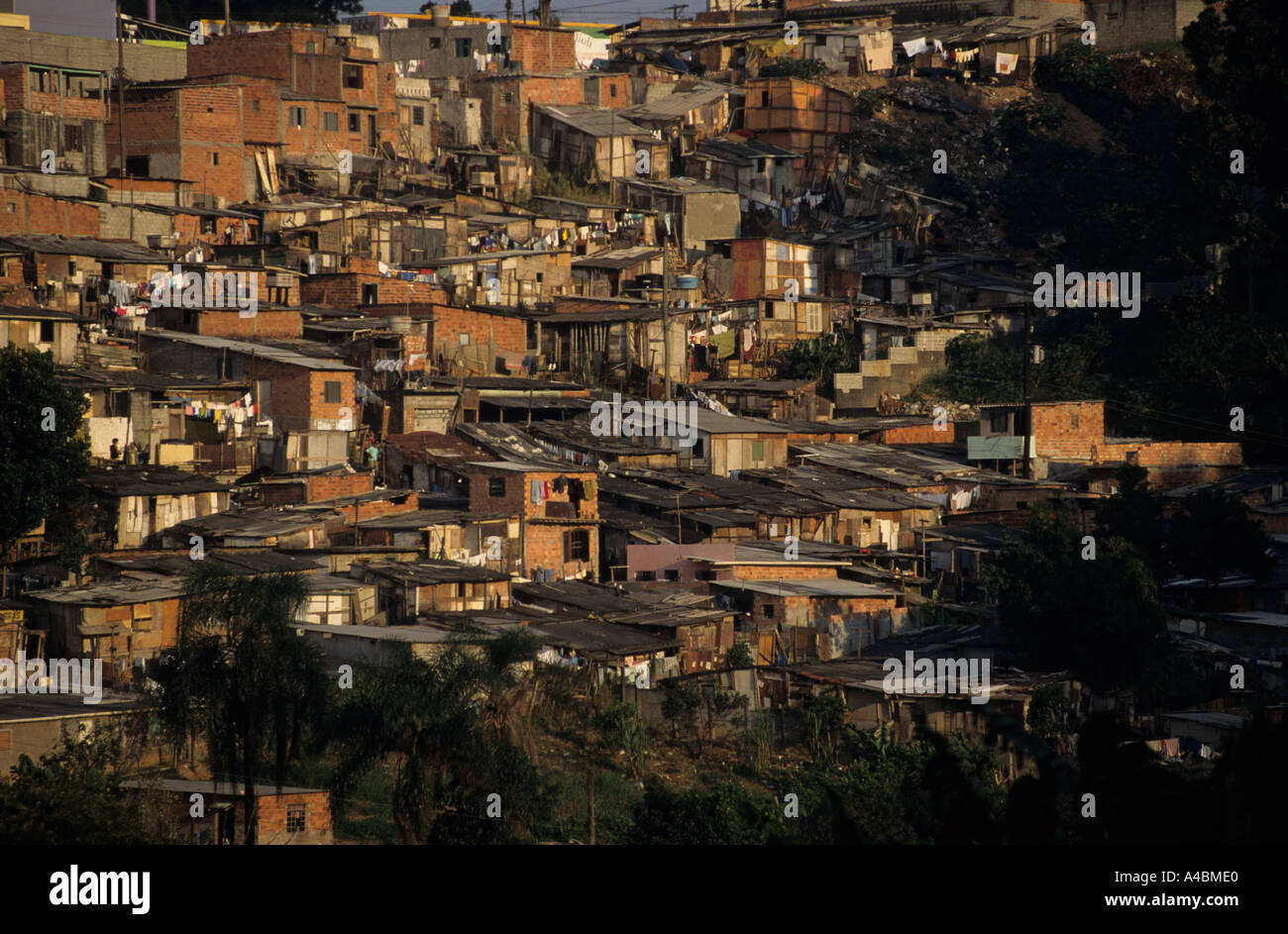 Sao Paulo, Brasile. Favela bidonville con mattoni grezzi e baracche di legno. Foto Stock