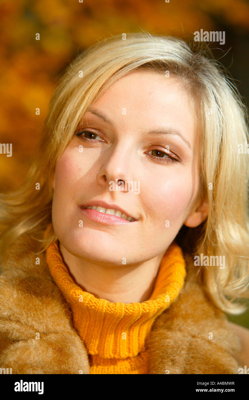 Blonde Frau im Herbst ritratto, donna bionda in autunno Foto Stock