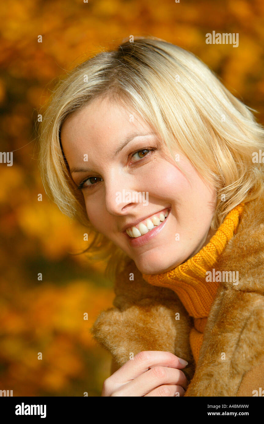 Blonde Frau im Herbst ritratto, donna bionda in autunno Foto Stock
