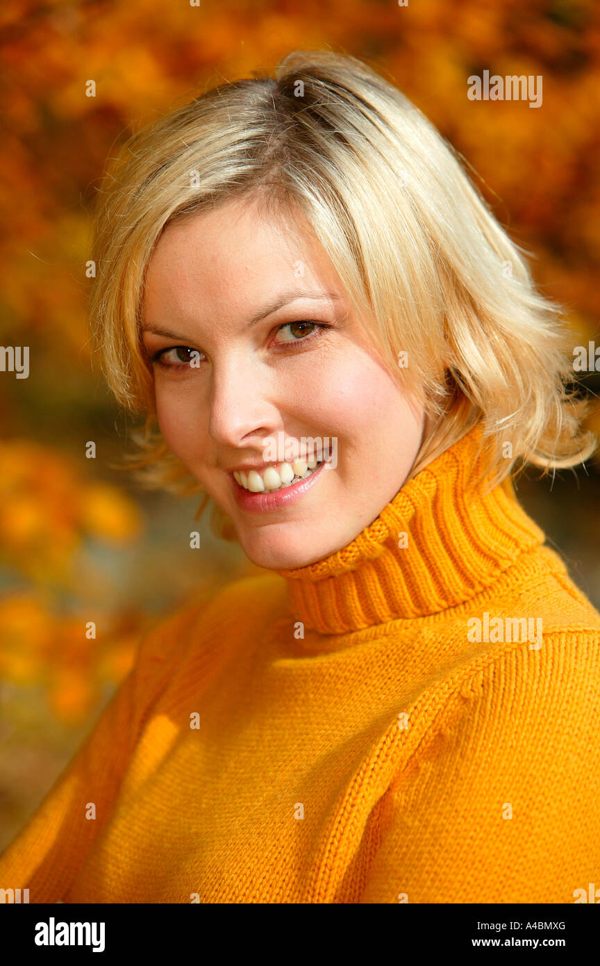Blonde Frau im Herbst ritratto, donna bionda in autunno Foto Stock