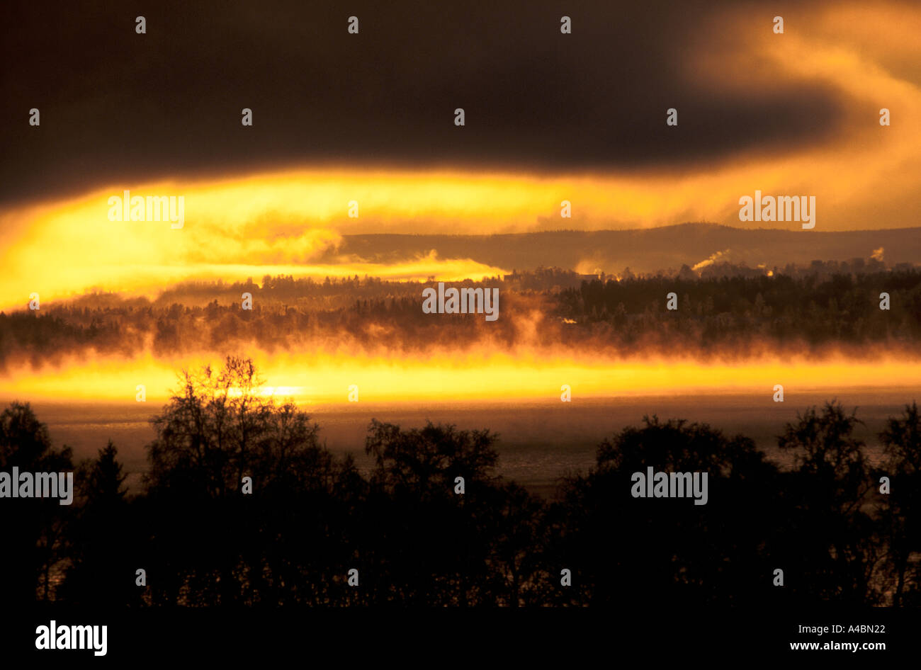 Svezia : inverno luci sole nuvole scure e golden foschia sopra il lato della contea di Ostersund Foto Stock