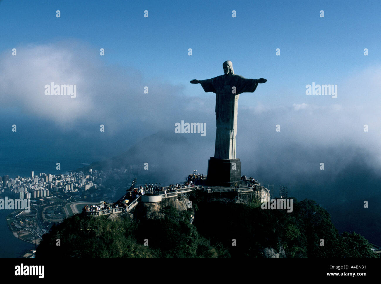 Rio de Janeiro, Brasile, Luglio 1991.Cristo Redentore (O Cristo Redentor) la statua di Gesù Cristo si affaccia sulla città. Foto Stock