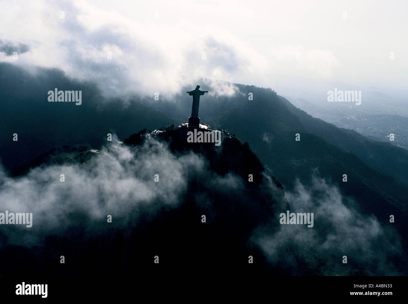 Rio de Janeiro, Brasile, Luglio 1991.Cristo Redentore (O Cristo Redentor) la statua di Gesù Cristo si affaccia sulla città. Foto Stock