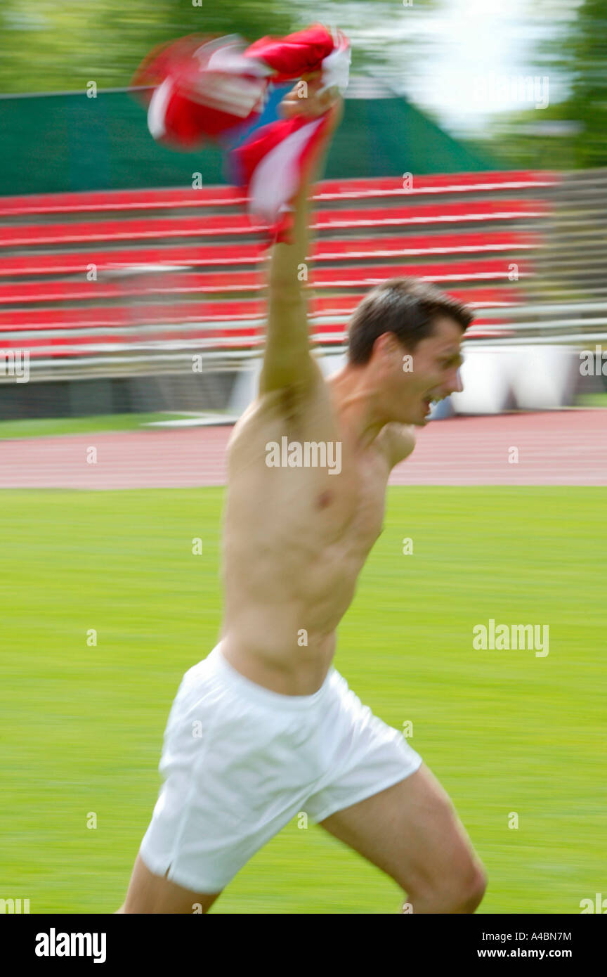 Fussball, Spieler laeuft nach dem Sieg durch das Stadion, soccer player in esecuzione attraverso il soccer hall af Foto Stock