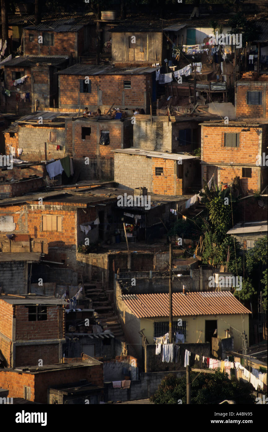 Sao Paulo, Brasile. Baraccopoli case (baracche), prevalentemente in mattoni, alcuni in legno, una resa e verniciata con griglie di sicurezza. Foto Stock