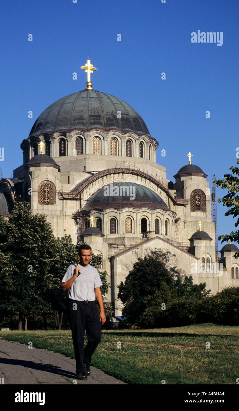 Belgrado, Serbia, Jugoslavia. Uomo che cammina davanti alla Basilica di San Sava tempio sul Vracar altopiano. Foto Stock