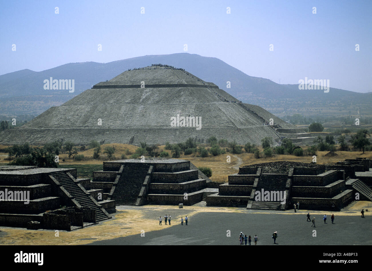 Teotihuacan, Messico. Il Tempio del Sole e la Plaza del Luna; pre-colombiana in città. Templi, i turisti a piedi. Foto Stock