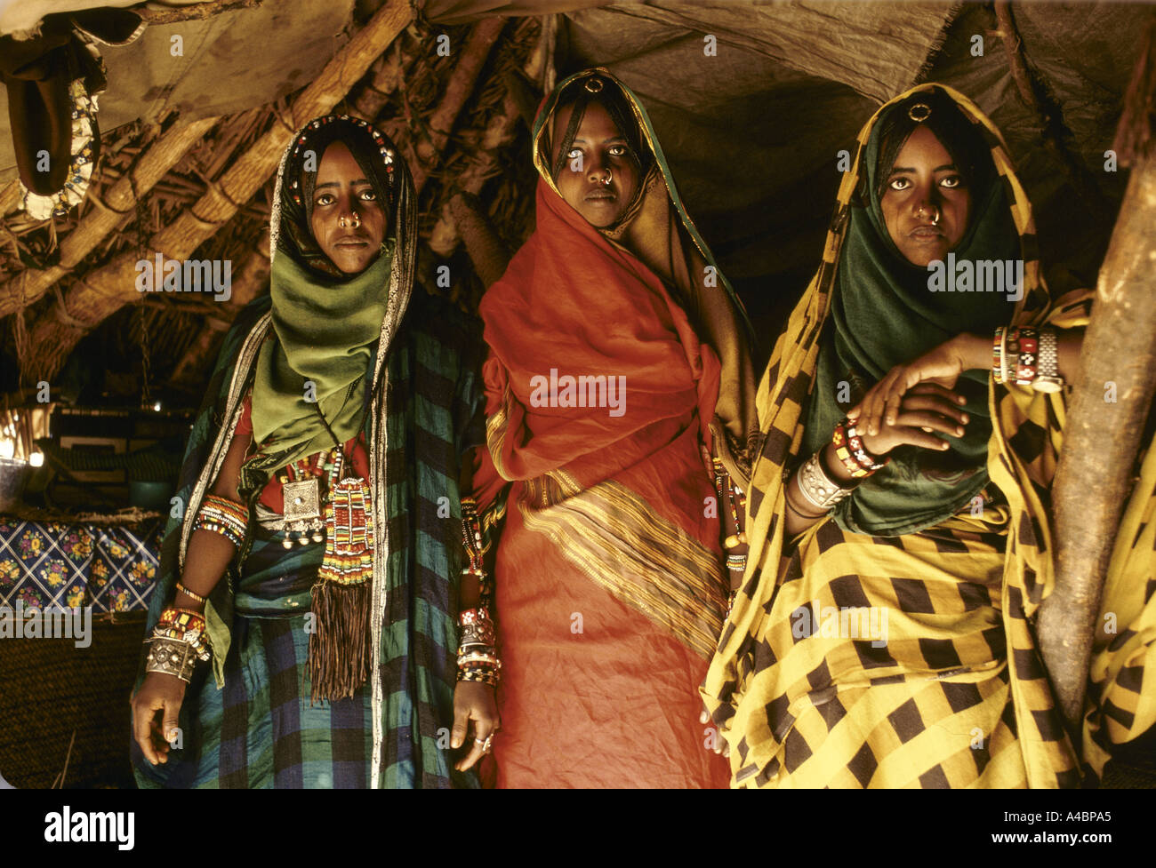 Eritrea barka prov beniamer village at colhep comunità nomade donne gilrs indossando vestiti tradizionali gioielli Foto Stock