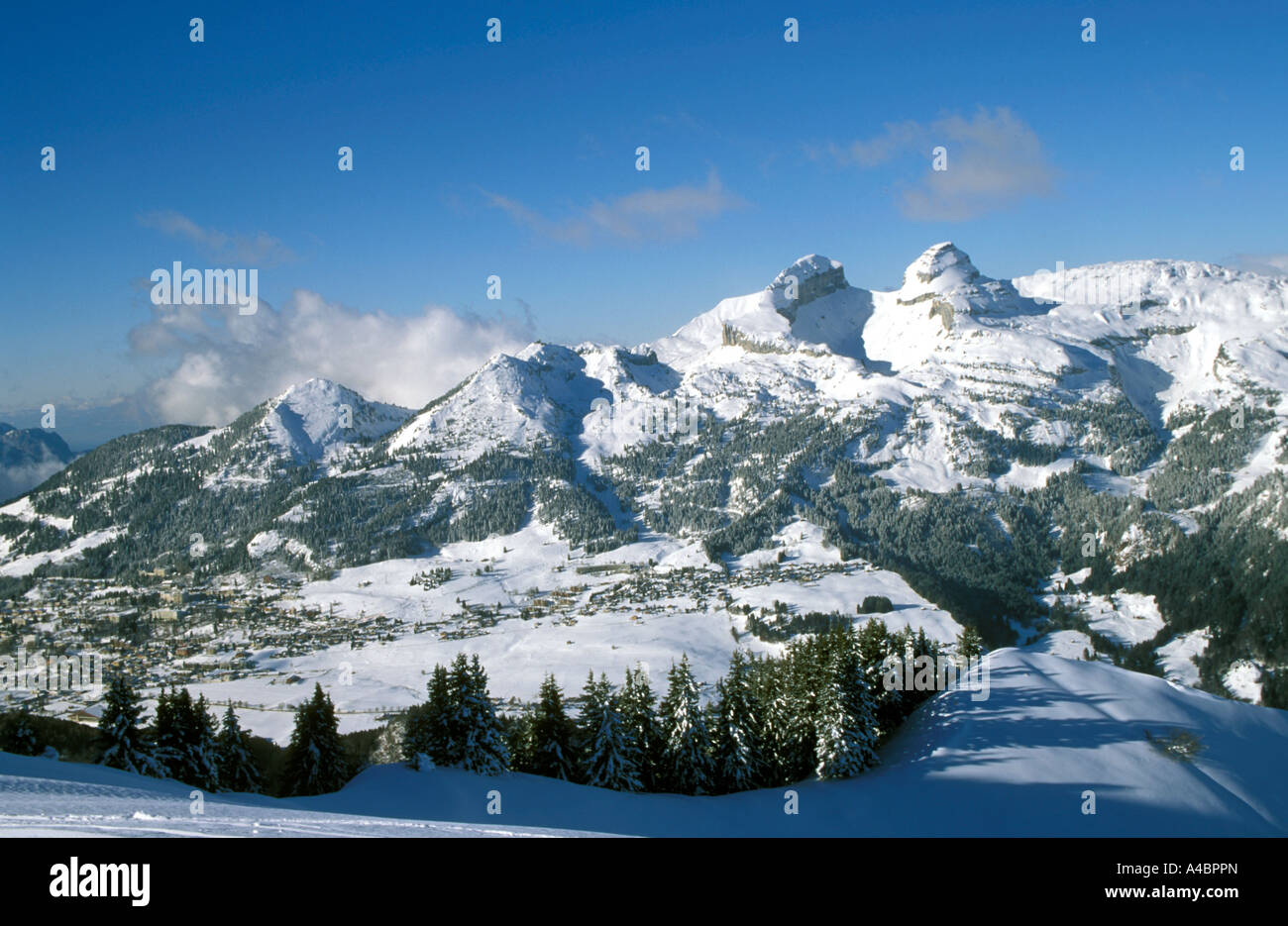 GV del resort sciistico di Leysin nel cantone di Vaud Svizzera prese dalla località sciistica di Villars Foto Stock