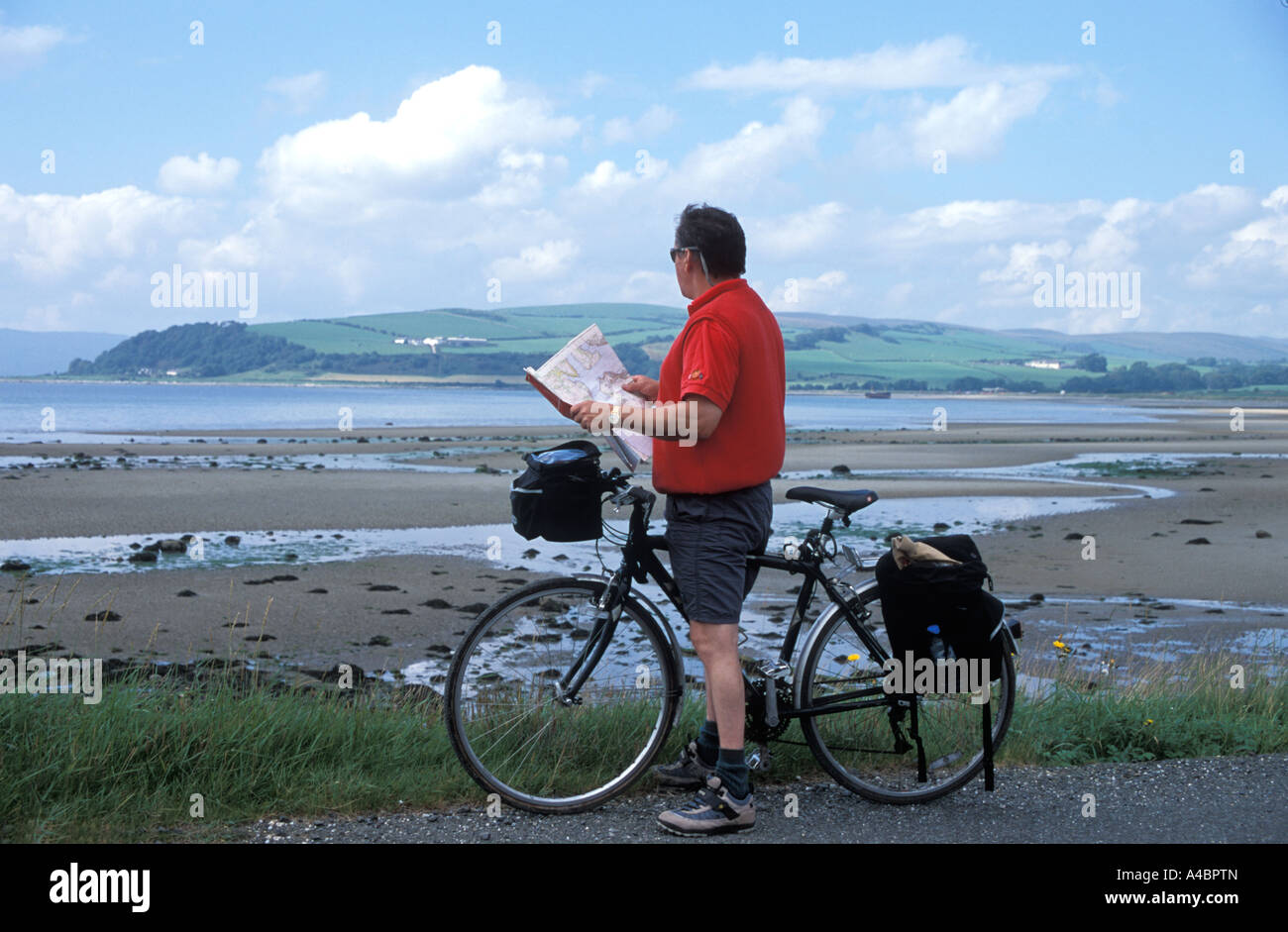 Biker controllo mappa sulla costa occidentale dell'Isle of Bute Scozia Scotland Foto Stock