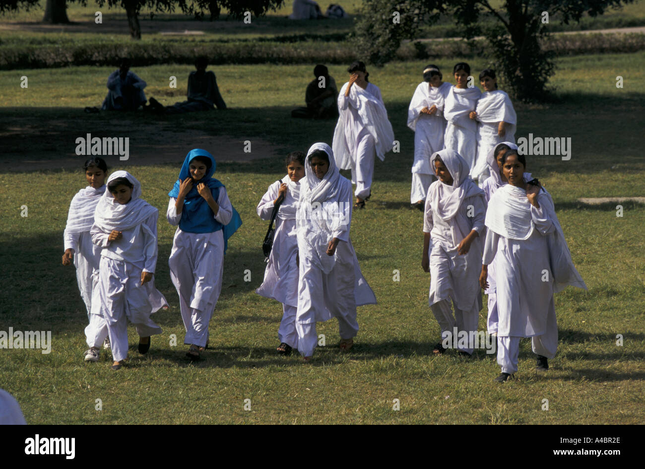 Le donne a piedi nei motivi di Wazir Khan moschea, Lahore, Pakistan. Foto Stock