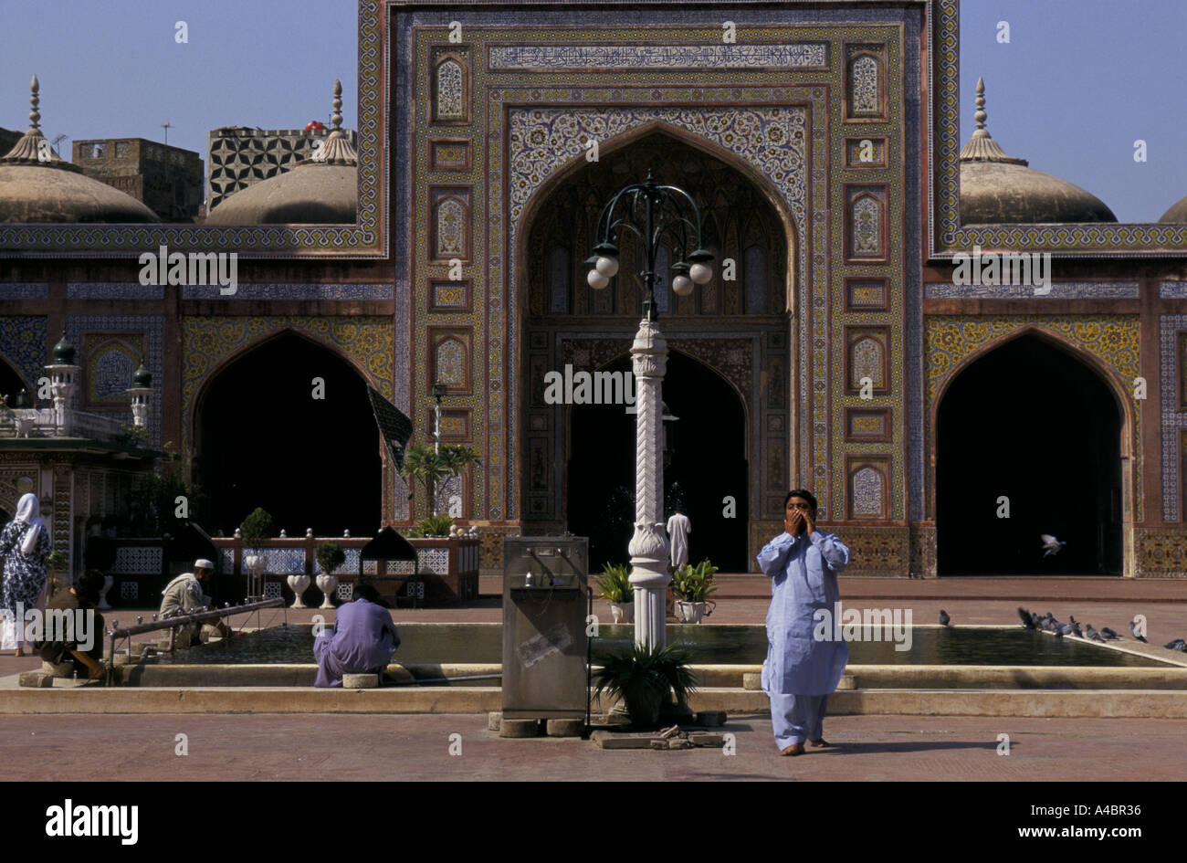 Lavaggio prima della preghiera presso l'elaborato Wazir Khan moschea, Lahore, Pakistan. Foto Stock