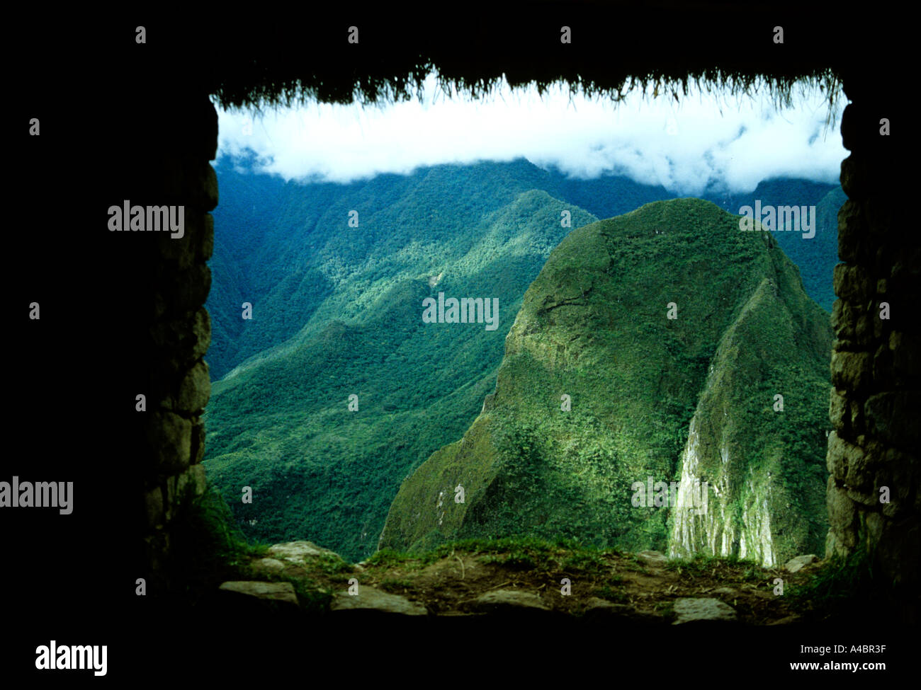 Machu Picchu, Perù. Una finestra di un edificio Inca con vista sulle montagne. Foto Stock