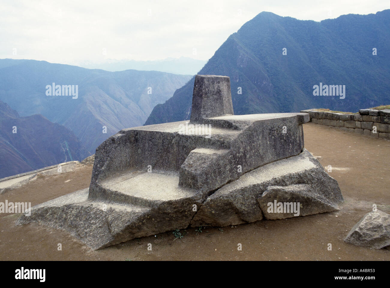 Machu Picchu, Perù. Inca Intihuatana 'Post di aggancio del Sole' osservatorio astronomico scolpito in pietra naturale. Foto Stock