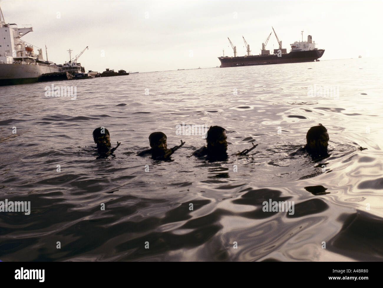 Un anti-pirateria operazione di formazione nel mare a sud della Cina 1993. Foto Stock