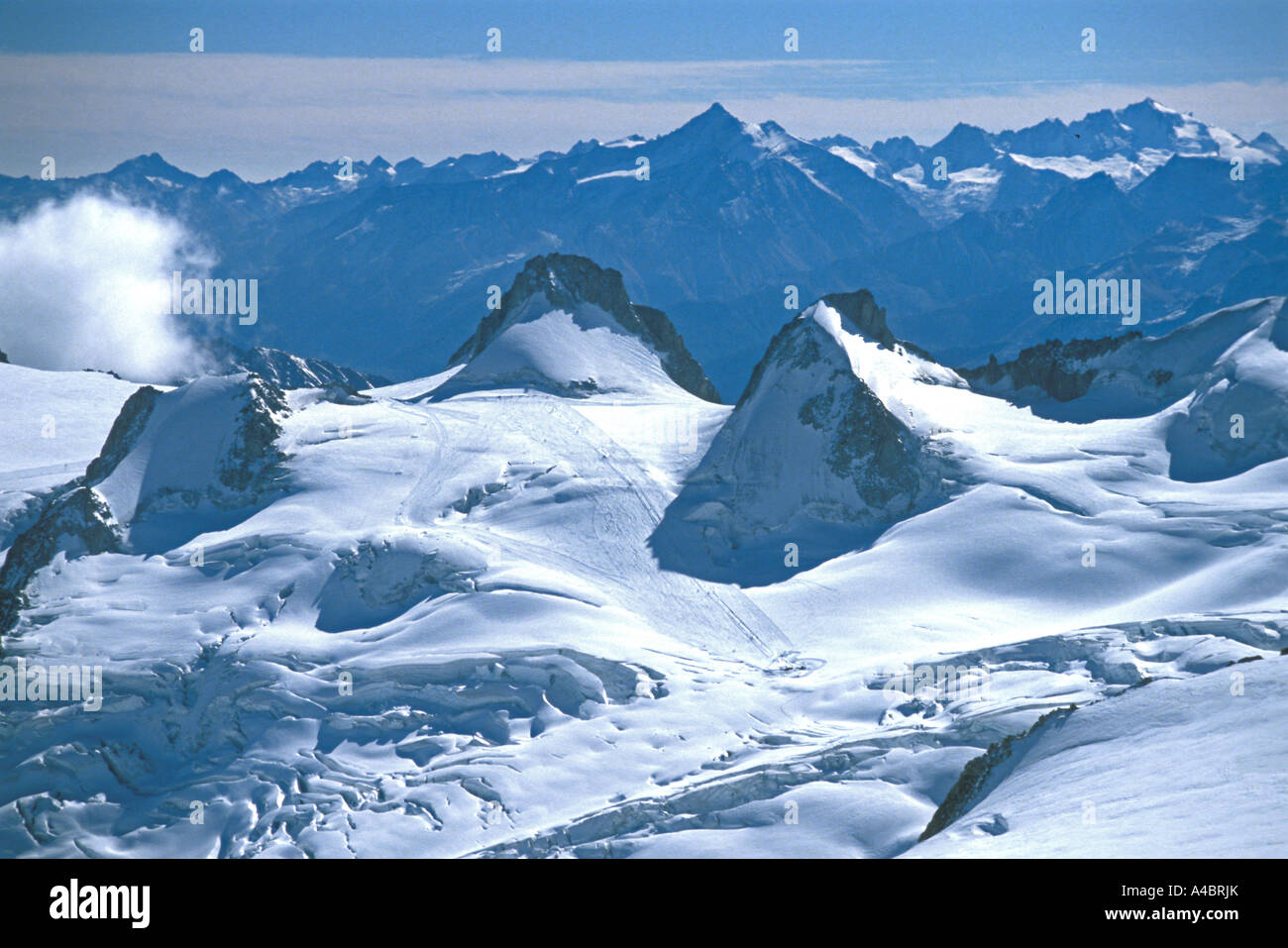 Estate Piste da sci e impianti di risalita sul ghiacciaio al di sopra di Chamonix che collega con l'Italia Foto Stock