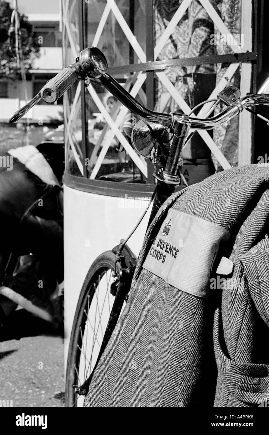 Bicicletta in tempo di guerra la Gran Bretagna con esercito soprabito in  appoggio sulla sella Foto stock - Alamy