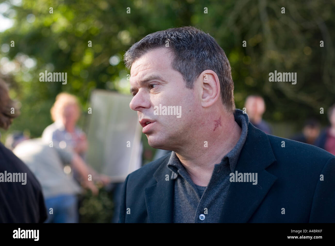 Jean Jacques Burnel, piombo bass di rock band Stranglers, durante le riprese di costa di Norfolk nel giugno 2005 Foto Stock