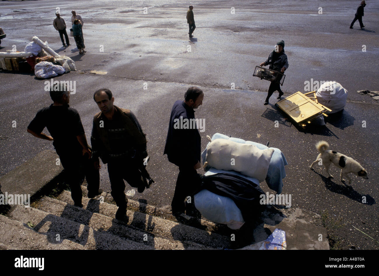 OCHAMCHIRE, GEORGIA, 28 settembre 1993: persone mettono i loro averi per la stazione ferroviaria per arrivare su uno degli ultimi treni di lasciare la città il giorno dopo la caduta di Sukhumi a Abkhazian le forze separatiste. Foto Stock