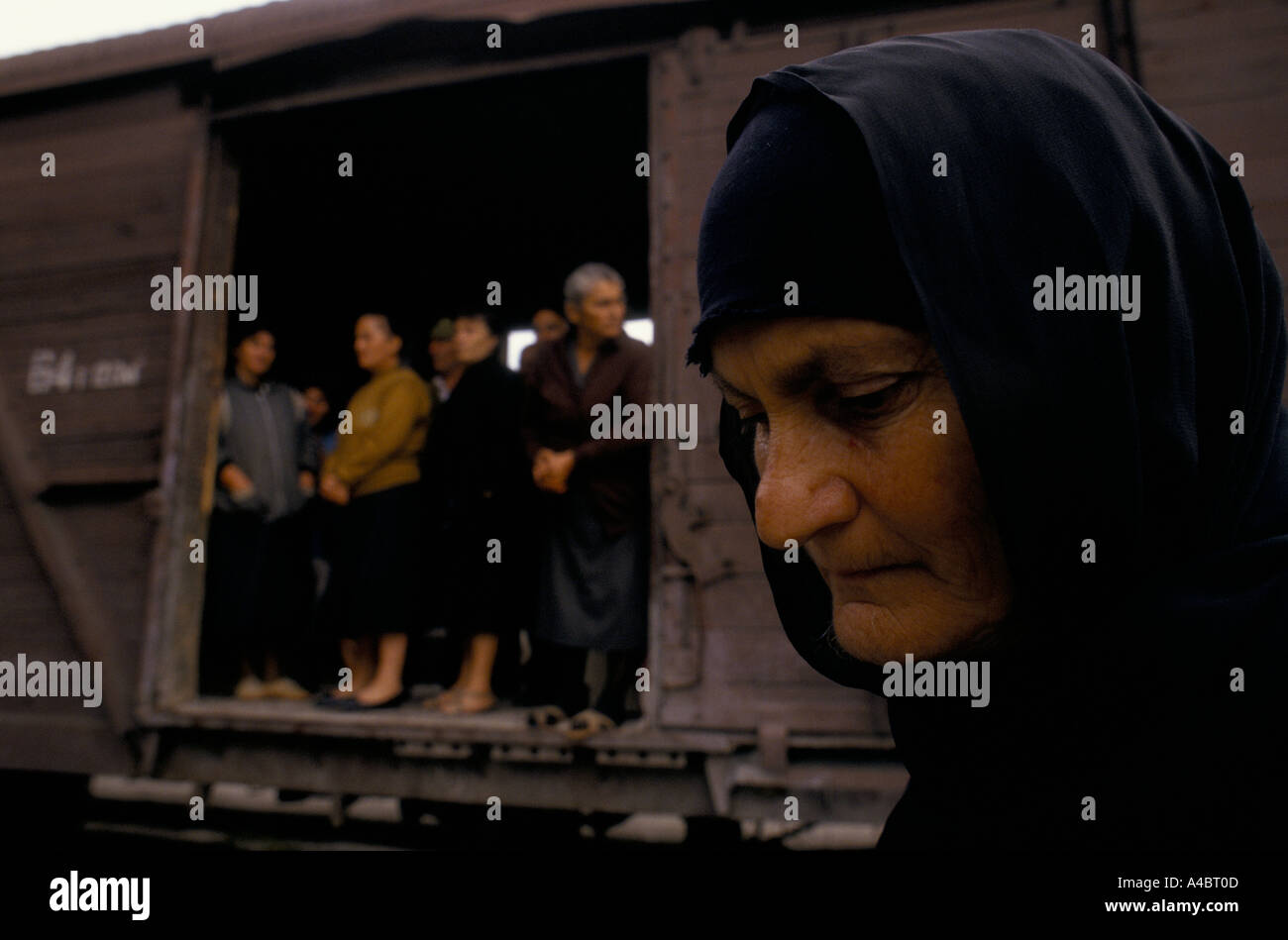 OCHAMCHIRE, GEORGIA, 28 settembre 1993: i passeggeri a Ochamchire stazione ferroviaria a bordo di un camion di bestiame su uno degli ultimi treni di lasciare la città il giorno dopo la caduta di Sukhumi a Abkhazian le forze separatiste. Foto Stock