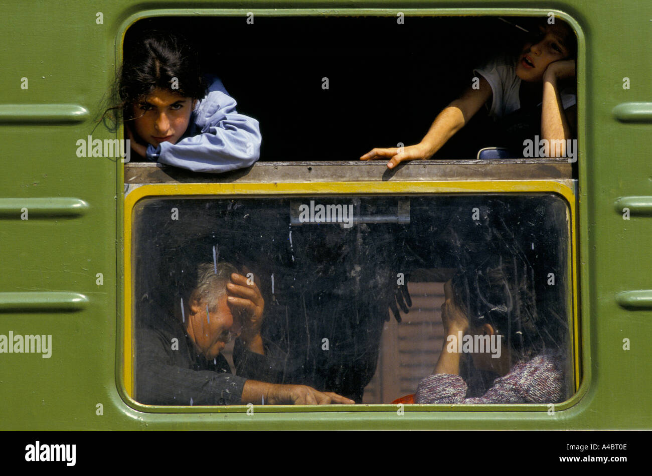OCHAMCHIRE, GEORGIA, 28 settembre 1993: i passeggeri a Ochamchire stazione ferroviaria su uno degli ultimi treni di lasciare la città il giorno dopo la caduta di Sukhumi a Abkhazian le forze separatiste. Foto Stock