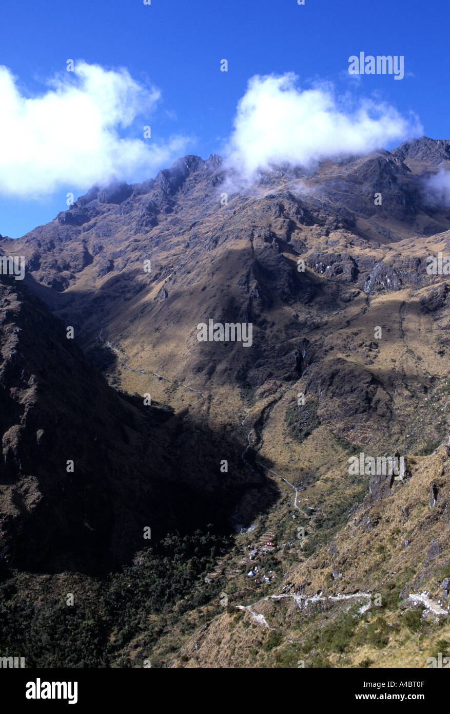 Inca Trail, Perù. Visualizza in basso la valle Lluluchayoc con il campeggio Llulucapampa. Foto Stock