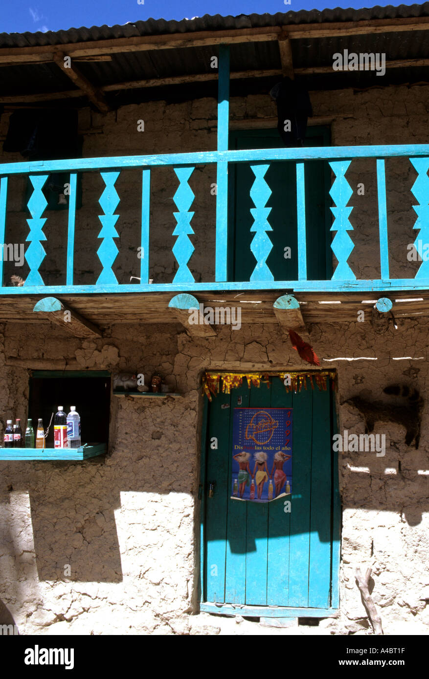 Inca Trail, Perù. Piccolo negozio a Llactapata con porta verde e balcone e adobe pareti. Foto Stock