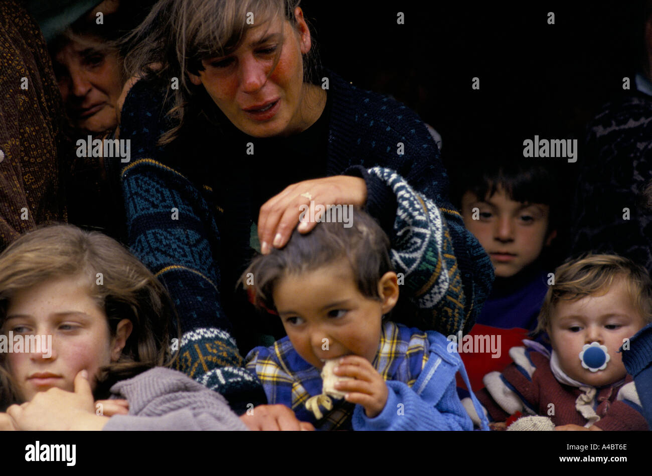 OCHAMCHIRE, GEORGIA, 28 settembre 1993: persone salire a bordo di un carrello come i Georgiani Ochamchire abbandona il giorno dopo la caduta di Sukhumi a Abkhazian le forze separatiste. Foto Stock