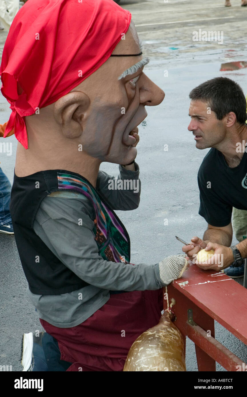 Uomo che parla con cabezudo, (big-testa), dia del pijama (giorno di pigiami), Puerto Viejo (porto vecchio) Algorta, Paese Basco. Foto Stock