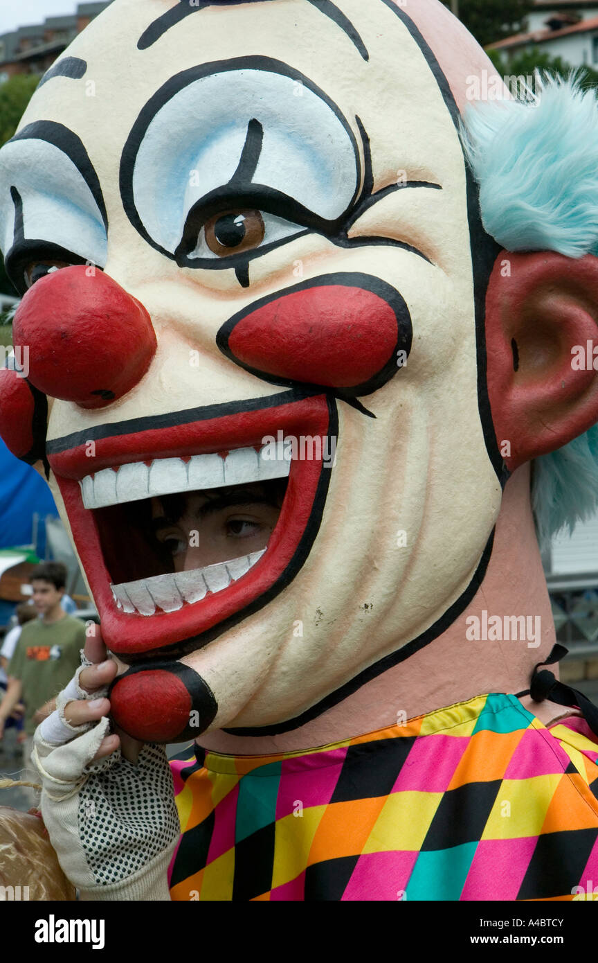 Clown cabezudo, (big-testa), dia del pijama (giorno di pigiami), Puerto Viejo (porto vecchio) Algorta, costa basca, Paesi Baschi Foto Stock