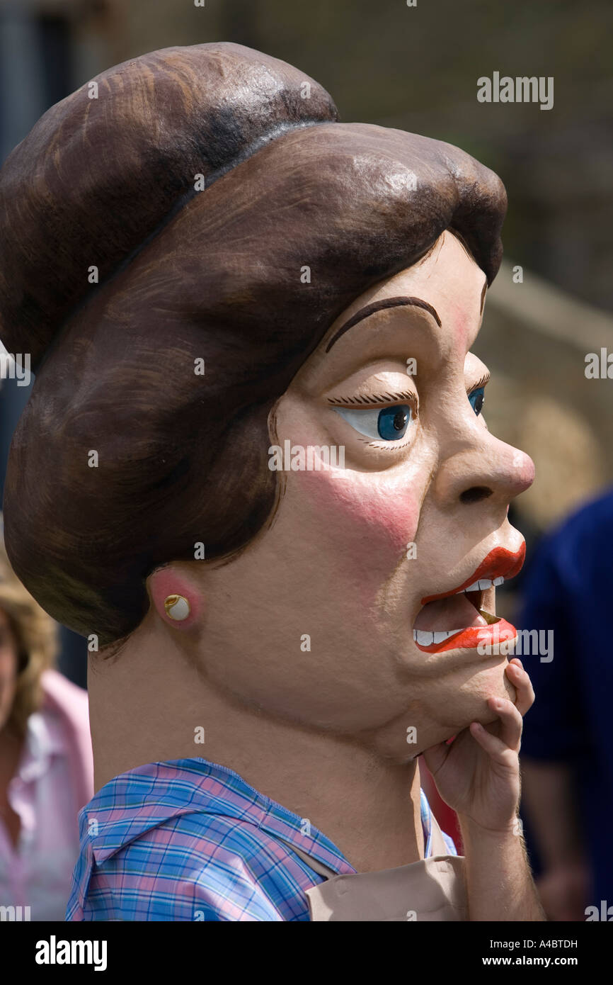 Femmina, cabezudo (big-testa), dia del pijama (giorno di pigiami), Puerto Viejo (porto vecchio) Algorta, costa basca, Paesi Baschi Foto Stock