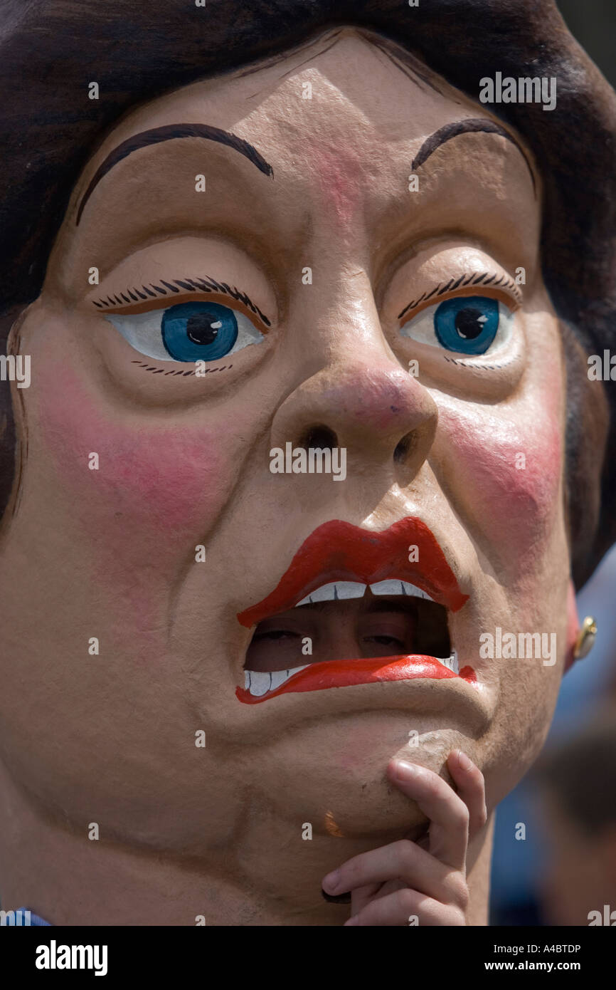 Femmina, cabezudo (big-testa), dia del pijama (giorno di pigiami), Puerto Viejo (porto vecchio) Algorta, costa basca, Paesi Baschi Foto Stock