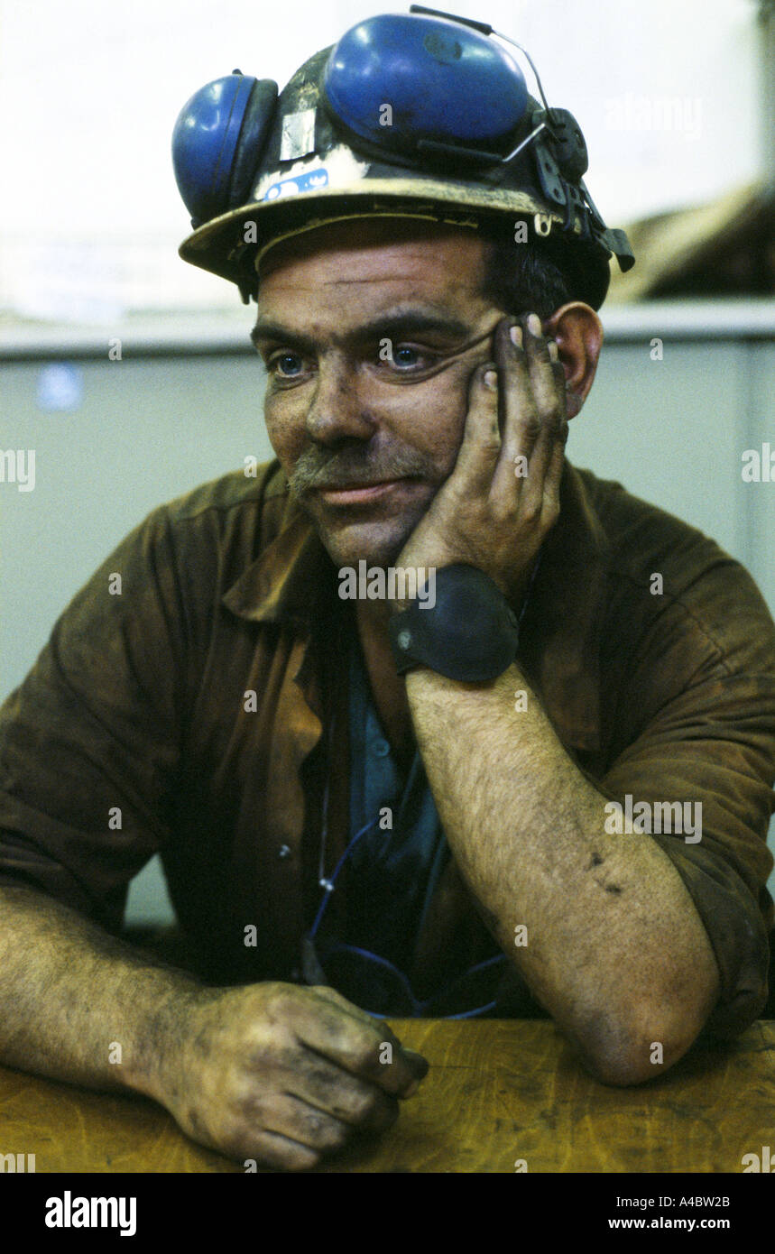 British Coal annuncia il piano di chiusura in corrispondenza di shirebrook colliery miner dopo il cambio con il casco di sicurezza del carbone nero faccia 1992 Foto Stock