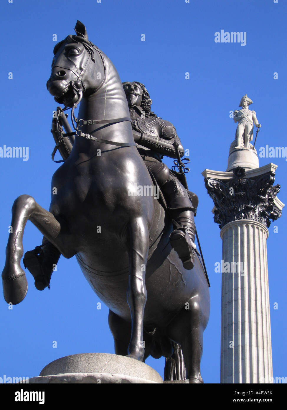 Nelson Colonna s e la statua del re Carlo I Trafalgar Square City of Westminster London REGNO UNITO Foto Stock