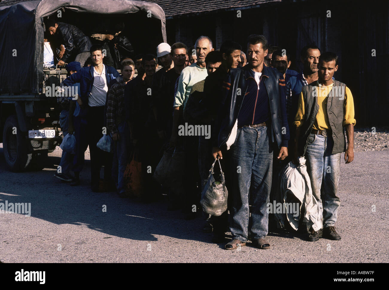 Un disheveled gruppo di uomini arriva a Batkovici campo di prigionia dove 1.000 musulmani sono detenute da militari serbi, Bijeljina, Settembre 1992 Foto Stock