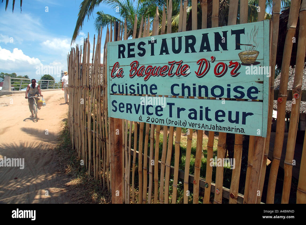 Segno per il ristorante Baguette D'or, Golden Baguette, nella città di Maroantsetra, nord-est del Madagascar Foto Stock