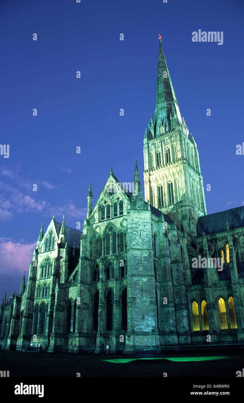 La Cattedrale di Salisbury illuminata di notte, Salisbury, Wiltshire, Inghilterra, Regno Unito Foto Stock