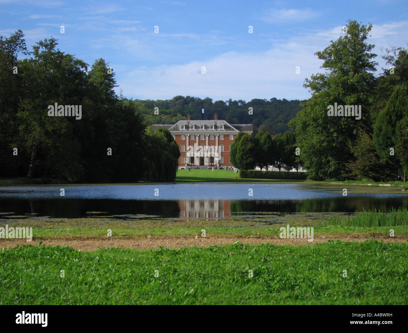 Casa Chevening visto attraverso il lago con il foro di serratura visibile in alberi dietro Chevening Kent REGNO UNITO Foto Stock