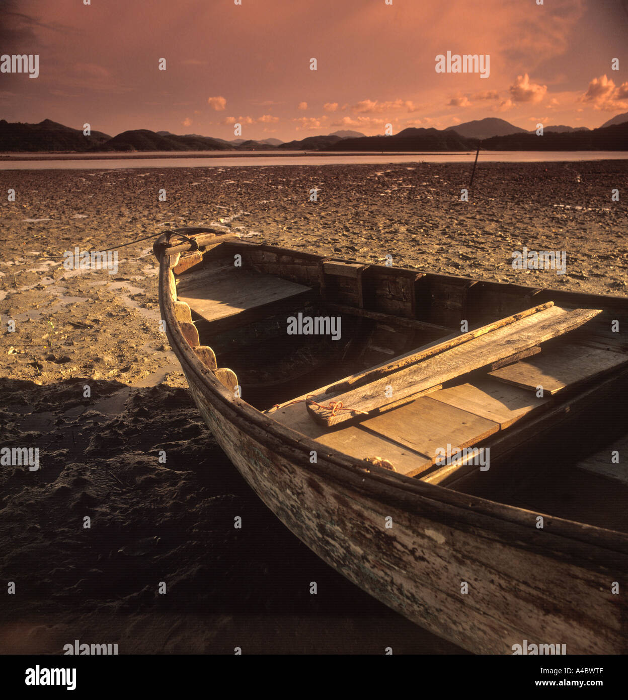 Il vecchio fatiscente barca Spiaggiata su Dry Lake Bed Foto Stock