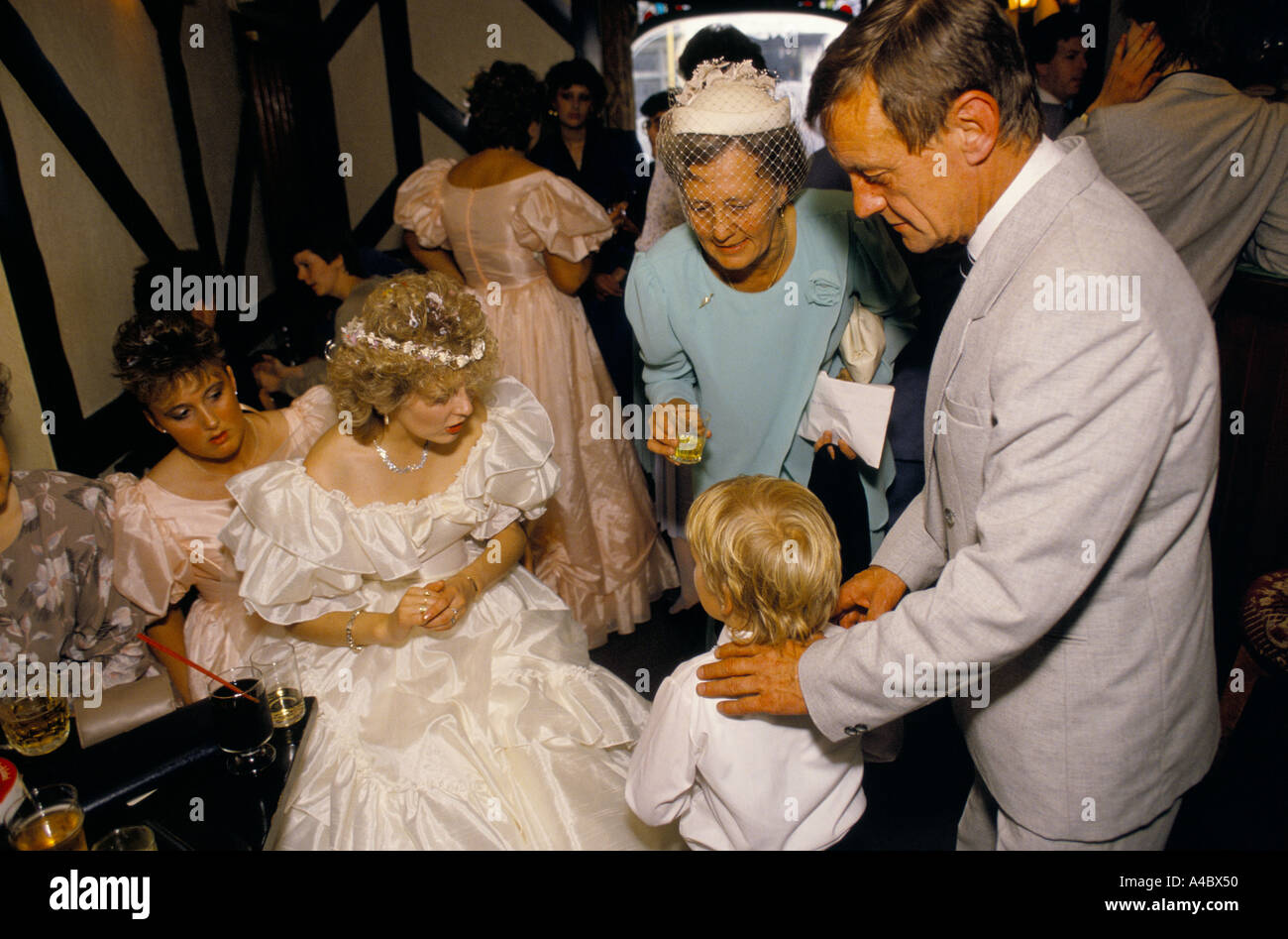 Sposa ragazzo giovane donna più anziana in verde menta con vestito corto  velo e altri ospiti al ricevimento di nozze Foto stock - Alamy