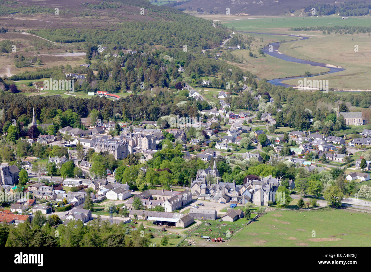 Vista aerea di Braemar Village a Deeside, Aberdeenshire. Grampian. La Scozia. XPL 4634-436 Foto Stock